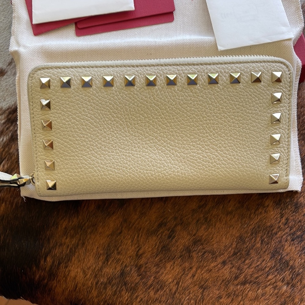 Valentino Cream Studded Women's Wallet very good condition - Picture 2 of 3